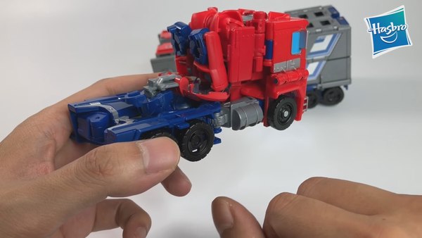 Power Of The Primes Leader Class Optimus Video Gives Detailed In Hand Look With Screencaps 13 (13 of 49)